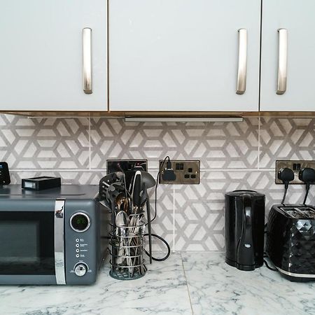 Modern 2 Bed Apartment Close To Westfield Stratford Mall With Garden ลอนดอน ภายนอก รูปภาพ